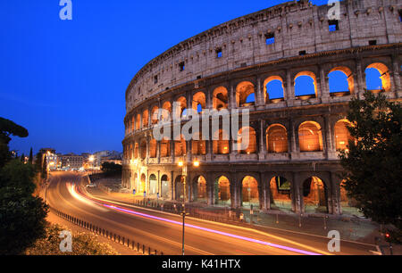 Das Kolosseum in der Nacht, Rom, Italien Stockfoto