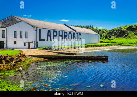 Der Laphroaig Distillery an einem klaren Sonnentag, Isle of Islay, Schottland Stockfoto