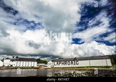 Der Laphroaig Distillery unter einem dramatischen Himmel, Isle of Islay, Schottland Stockfoto