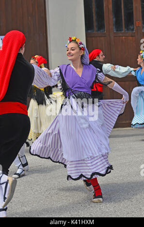 Evolène, Schweiz - 14 AUGUST: Katalanisch Tänzer aus Rubi in traditionellen Kostümen: August 14, 2017 in Evolène, Schweiz Stockfoto