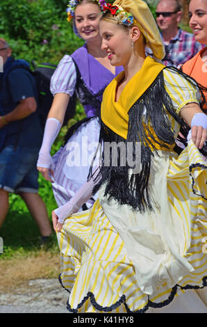 Evolène, Schweiz - 14 AUGUST: Katalanisch Tänzer aus Rubi in traditionellen Kostümen: August 14, 2017 in Evolène, Schweiz Stockfoto