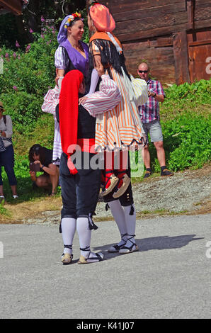 Evolène, Schweiz - 14 AUGUST: Katalanisch Tänzer aus Rubi in traditionellen Kostümen: August 14, 2017 in Evolène, Schweiz Stockfoto