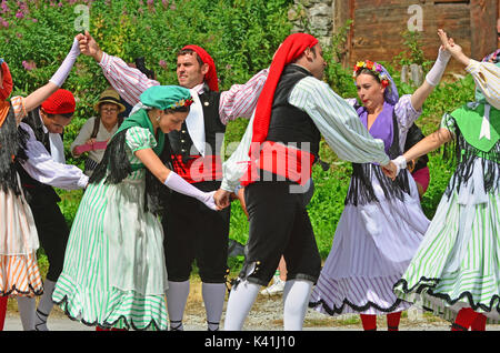 Evolène, Schweiz - 14 AUGUST: Katalanisch Tänzer aus Rubi in traditionellen Kostümen: August 14, 2017 in Evolène, Schweiz Stockfoto