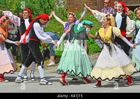 Evolène, Schweiz - 14 AUGUST: Katalanisch Tänzer aus Rubi in traditionellen Kostümen: August 14, 2017 in Evolène, Schweiz Stockfoto