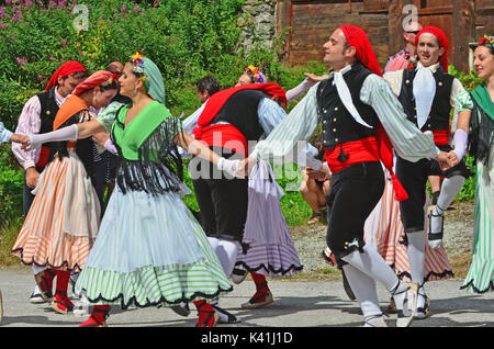 Evolène, Schweiz - 14 AUGUST: Katalanisch Tänzer aus Rubi in traditionellen Kostümen: August 14, 2017 in Evolène, Schweiz Stockfoto