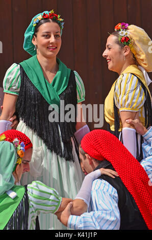 Evolène, Schweiz - 14 AUGUST: Katalanisch Tänzer aus Rubi in traditionellen Kostümen: August 14, 2017 in Evolène, Schweiz Stockfoto