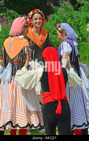 Evolène, Schweiz - 14 AUGUST: Katalanisch Tänzer aus Rubi in traditionellen Kostümen: August 14, 2017 in Evolène, Schweiz Stockfoto