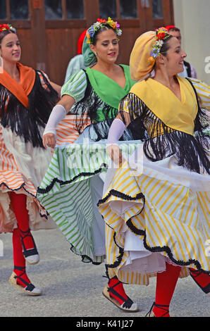 Evolène, Schweiz - 14 AUGUST: Katalanisch Tänzer aus Rubi in traditionellen Kostümen: August 14, 2017 in Evolène, Schweiz Stockfoto