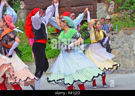 Evolène, Schweiz - 14 AUGUST: Katalanisch Tänzer aus Rubi in traditionellen Kostümen: August 14, 2017 in Evolène, Schweiz Stockfoto