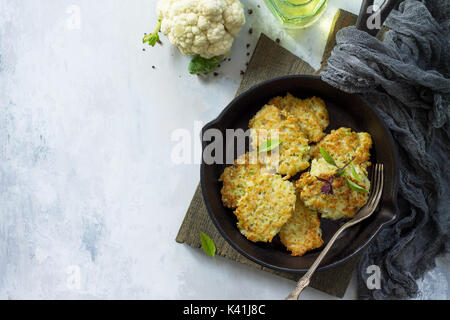 Gemüse Pfannkuchen auf Stein oder Schiefer Hintergrund. gebraten vegetarisches Schnitzel oder Pfannkuchen. Das Konzept der diätetischen Ernährung. Ansicht von oben mit der Kopie. Stockfoto