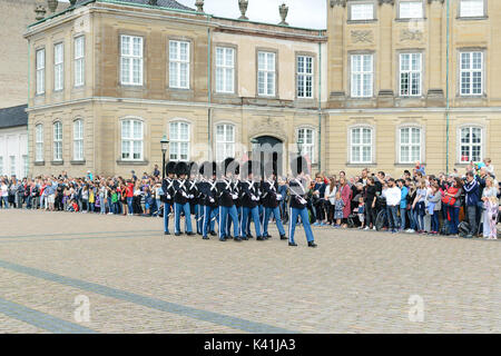 Kopenhagen, Dänemark - 24. Juli 2017: Touristen besuchen das Schloss Amalienborg in Kopenhagen beim Ändern von Royal Guards. Stockfoto