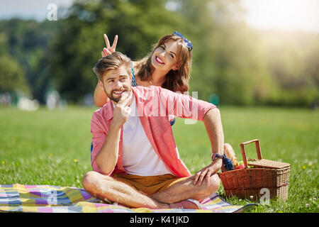 Ein Foto von glückliches Paar Picknick im Park. Sie Durchgeklickt und Spaß zu haben. Stockfoto