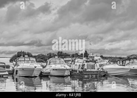 Gewitterwolken Webstuhl über den Hafen in Orillia Ontario Kanada als Vergnügen, Boote Zuflucht. Stockfoto