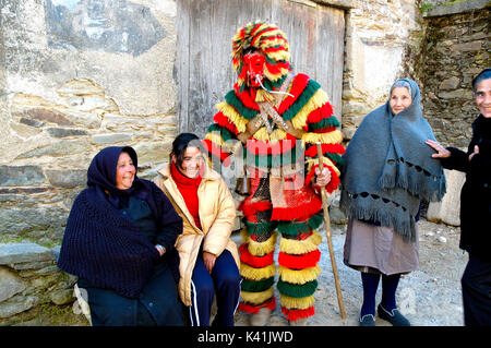 Traditionelle wolle Kostüm und Maske während des Karnevals. Podence, Tras-os-Montes, Portugal Stockfoto