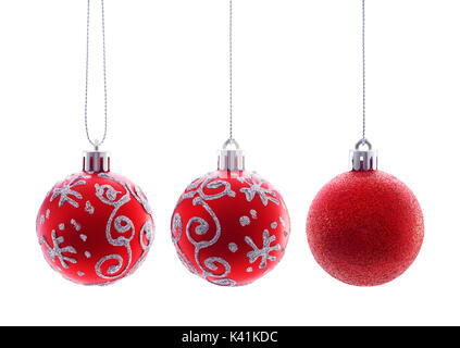 Hängende Christbaumkugeln isoliert auf weißem Hintergrund Stockfoto