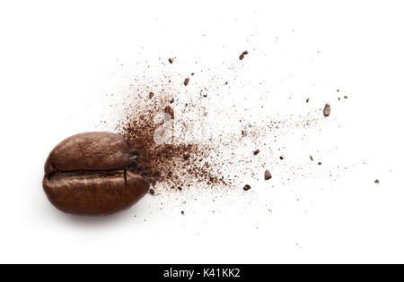 Kaffeepulver Burst von kaffeebohne isoliert auf weißem Hintergrund Stockfoto