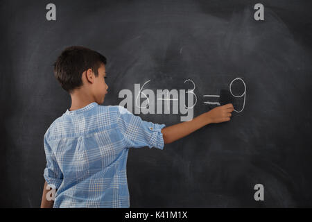 glücklich Schulmädchen auf Mathe Klassen Lösung zu finden und Probleme zu lösen Stockfoto