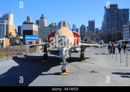 Flugzeugträger Intrepid Sea Air Space Museum & Stockfoto