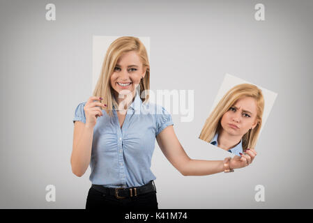 Junge Frau, die wechselnden Stimmungen nicht gerne immer verärgert und wütend Stockfoto