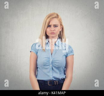 Closeup Portrait verärgert, beleidigt, unglückliche junge Frau, isolierten dunklen grauen Hintergrund. Negative menschliche Gefühle, Mimik, Gefühle, Verhalten, Reaktion Stockfoto