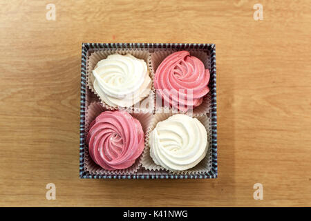 Zephyr oder eibisch Dessert in Geschenkbox Stockfoto