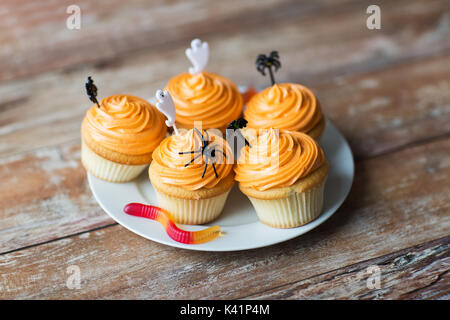 Halloween Party kleine Kuchen oder Muffins auf Tisch Stockfoto