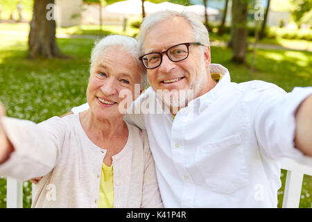 Senior Paar unter selfie am Sommer, Park Stockfoto