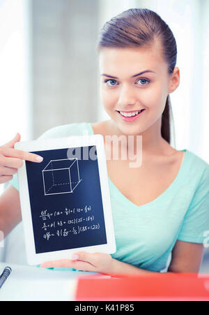 lächelnde Studentin mit TabletPC Stockfoto