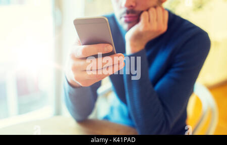 Nahaufnahme von Mann mit Smartphones im café Stockfoto