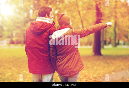 glückliches junges Paar Wandern im herbstlichen park Stockfoto