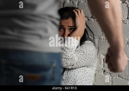 unglückliche Frau, die unter häuslicher Gewalt leiden Stockfoto