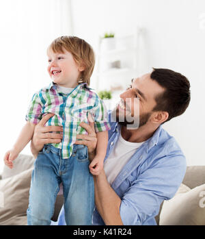 Gerne Vater mit kleinen Sohn zu Hause Stockfoto