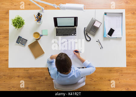 Geschäftsfrau, die Unterzeichnung der Vertragsurkunde im Büro Stockfoto