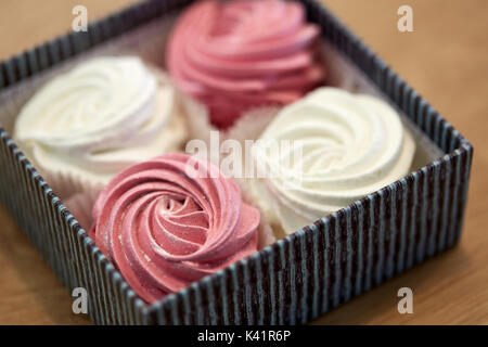 Nahaufnahme der Zephyr oder Marshmallows in Geschenkbox Stockfoto