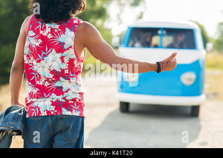 Mann per Anhalter fahren und anhalten minivan Auto Stockfoto