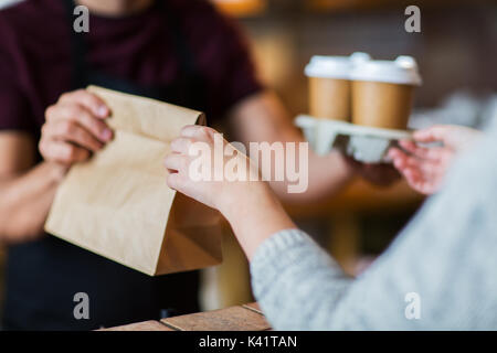 Mann oder Barkeeper Kunde bei Coffeeshop serviert Stockfoto