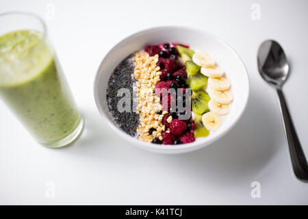 Smoothie und Schüssel mit Joghurt mit Früchten und Samen Stockfoto