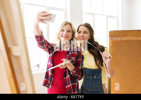 Artist Mädchen unter selfie im Atelier oder in der Schule Stockfoto