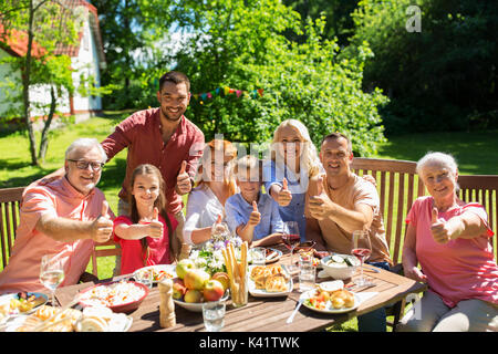 Happy Family Dinner oder Sommer Garden Party Stockfoto