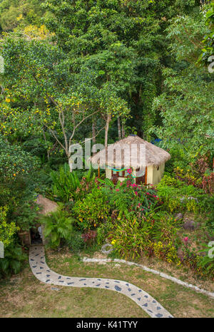 Schöne Bungalow Resort im Dschungel auf Koh Chang Insel, Thailand Stockfoto