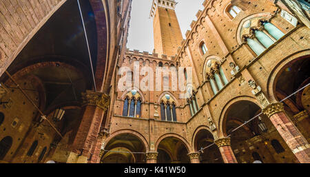 Architektonische Wunder der alten Gebäude der mittelalterlichen Stadt Siena, Toskana, Italien Stockfoto