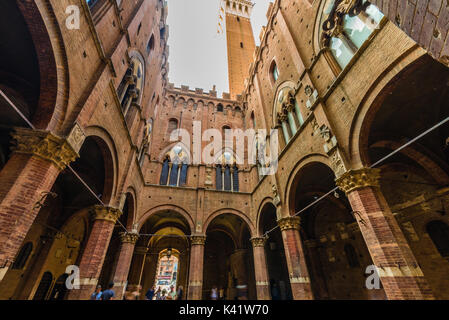 Architektonische Wunder der alten Gebäude der mittelalterlichen Stadt Siena, Toskana, Italien Stockfoto