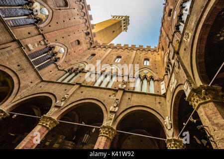 Architektonische Wunder der alten Gebäude der mittelalterlichen Stadt Siena, Toskana, Italien Stockfoto