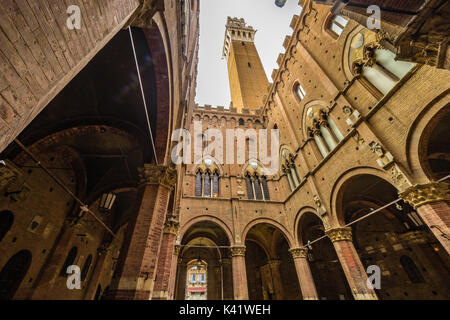 Architektonische Wunder der alten Gebäude der mittelalterlichen Stadt Siena, Toskana, Italien Stockfoto