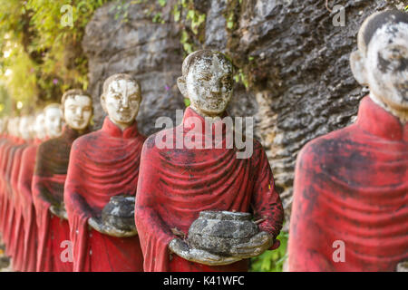 Buddhistische Mönche Steinstatuen Reihe bei Kaw Thaung ka Höhle, Hpa-an, Myanmar Stockfoto