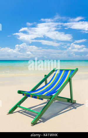 Strandkorb am schönen weißen Sandstrand in Thailand Stockfoto