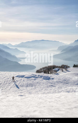 Wanderer bewundert den Comer See an einem kalten Wintermorgen Ossuccio bergen Hohe Lario Lombardei Italien Europa Stockfoto