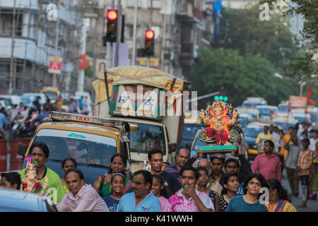Das Bild der Ganpati oder Elefant unter der Leitung Herrn auf dem Weg an Giraguam Chowpatty. Mumbai, Indien zu Immersion Stockfoto