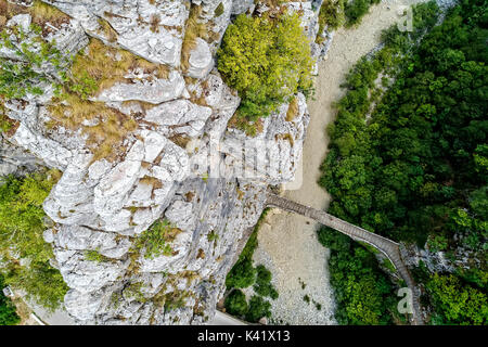 Luftbild des alten Kokkori - Noutsou gewölbten Steinbrücke über die Vikos-schlucht, Zagorochoria, Griechenland. Stockfoto