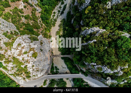 Luftbild des alten Kokkori - Noutsou gewölbten Steinbrücke über die Vikos-schlucht, Zagorochoria, Griechenland. Stockfoto